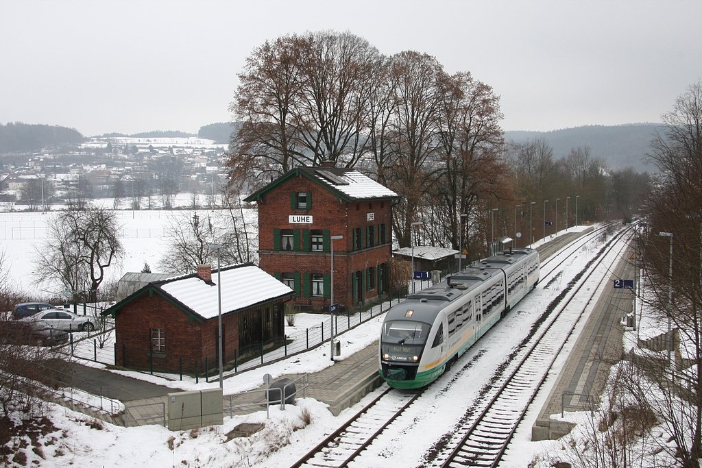 VT13 als 81920 (Regensburg - Hof), während des Haltes am Hp Luhe, am 23.01.2010.