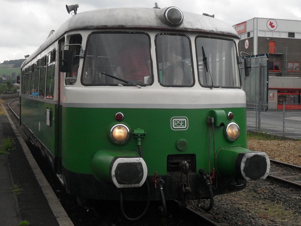 VT23 der Rhein-Sieg-Eisenbahn(RSE) kurz vor der Abfahrt im Bahnhof Kall fr die Oleftalbahn.8.8.10.