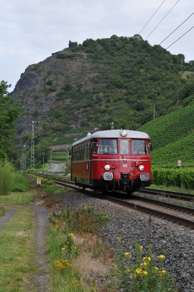 VT23 der RSE rollt gemchlich durch Leutesdorf in Richtung Koblenz. Aufgenommen am 09/07/2011.