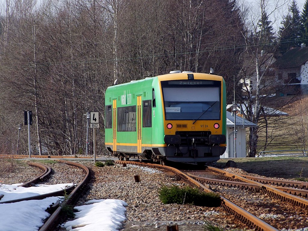 VT24 entschwindet aus dem Bhf. Spiegelau, und fhrt als RB59866 dem Zugziel Zwiesel entgegen; 120328