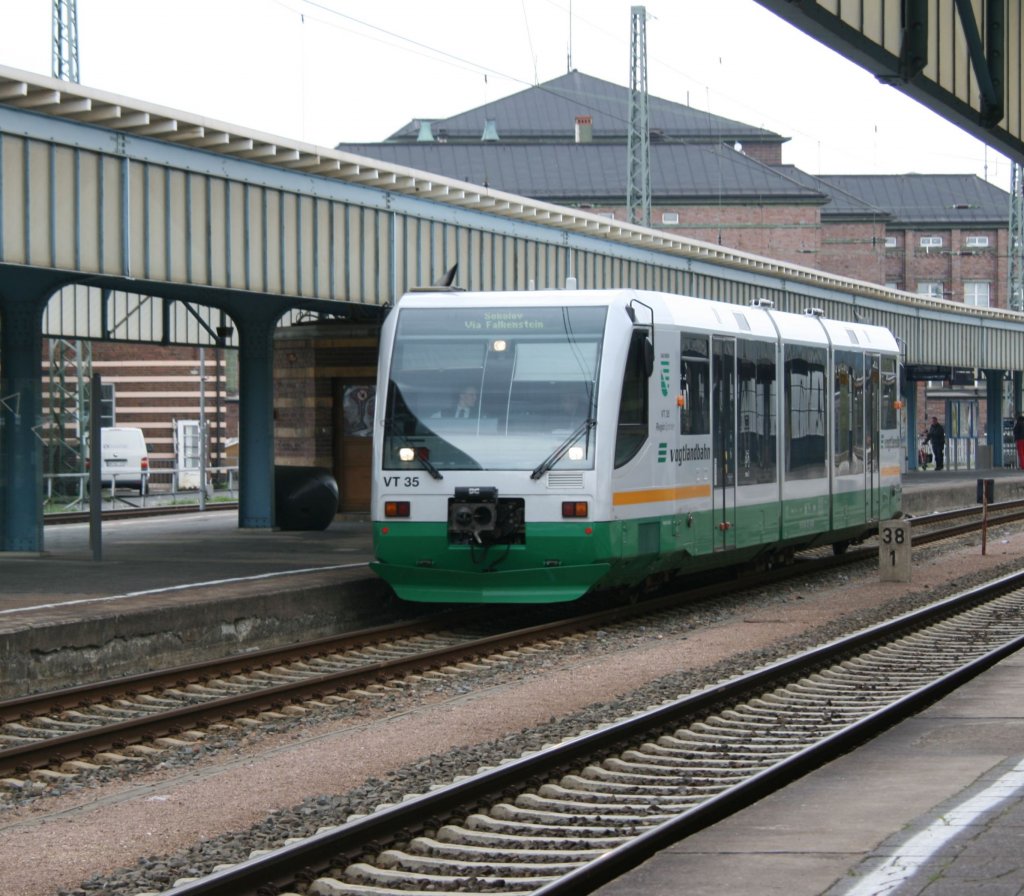VT35(654 035)der VGB bei der Abfahrt nach Sokolov. Zwickau(Sachs.)Hbf.17.04.2011.