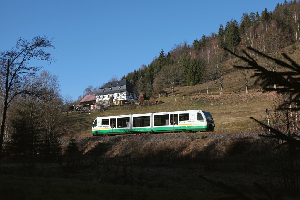 VT38 (654 038) der VBG als 20816, nach Zwickau-Zentrum, zwischen Hp Zwota und Hp Zwota-Zechenbach am 19.11.2012.