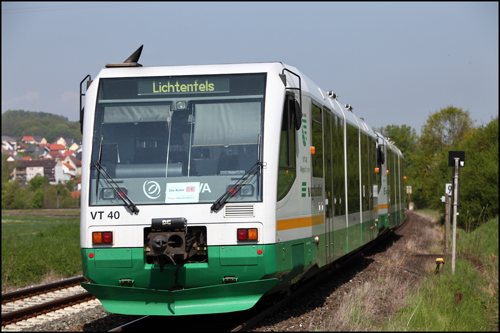 VT40 und ein Schwestertriebzug erreichen als RB 34216, Neuenmarkt-Wirsberg - Lichtenfels, die Gemeinde Untersteinach(b Stadtsteinach). (22.05.2010)