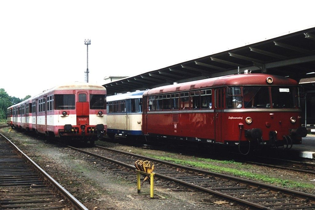VT52 und VS34 (Schsisch-Bhmische Eisenbahngesellschaft) mit SBE 82880 Eibau–Liberec auf Bahnhof Liberec (Tschechien) am 20-7-2005. Bild und scan: Date Jan de Vries.