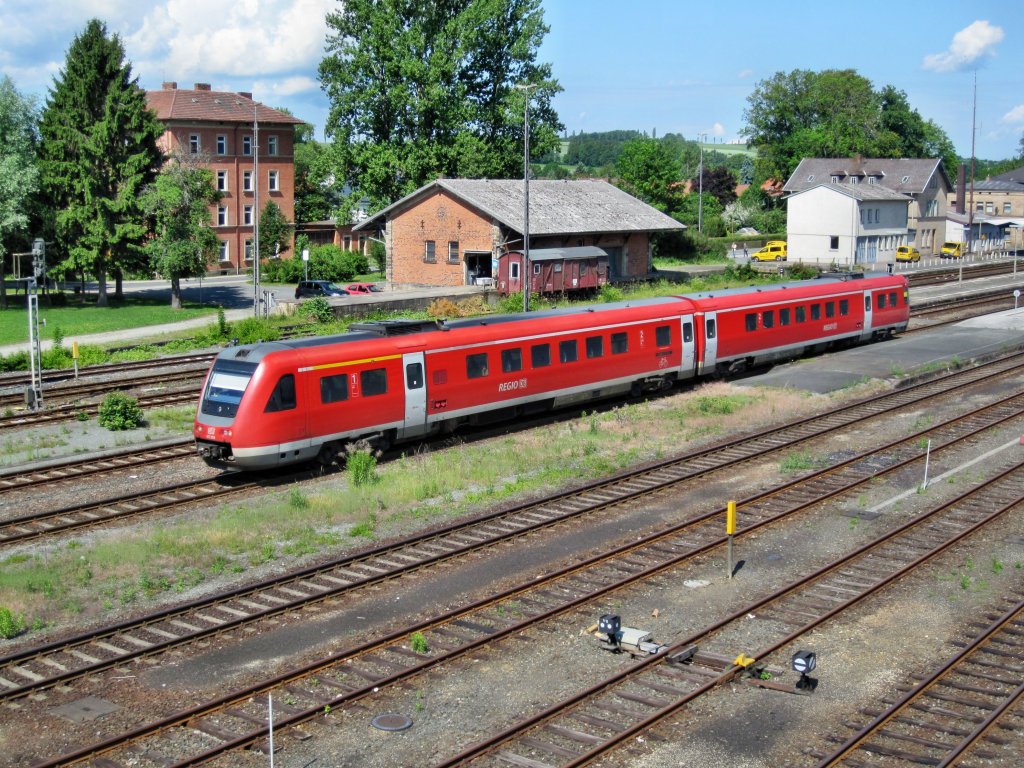 VT612 der DBAG im Bahnhof Neuenmarkt-Wirsberg als RE3005 Richtung Bayreuth am 12.06.2011