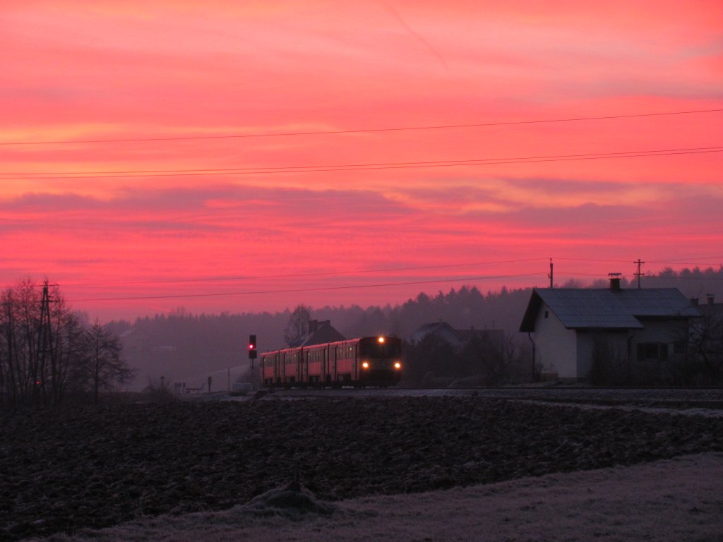 VT70.05 und Vt70.07 Als R8556 von Wies Eibiswald nach Graz Hauptbahnhof bei der Ausfahrt St. Martin im Sulmtal Bergla am 2.1.2013. Sie verkehren als S61 ber Lieboch 