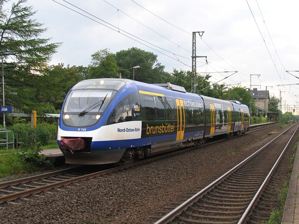 VT729 der Nord-Ostsee-Bahn (NOB) mit NOB 80649 Kiel-Husum auf Bahnhof J�bek am 26-6-2007.