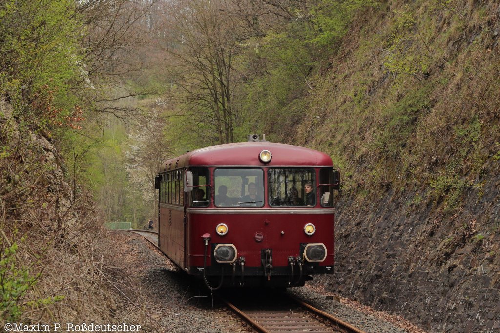 VT798 760 war am 14.4.2012 auf der Kasbachtalbahn bei Linz( Rhein ) unterwegs.