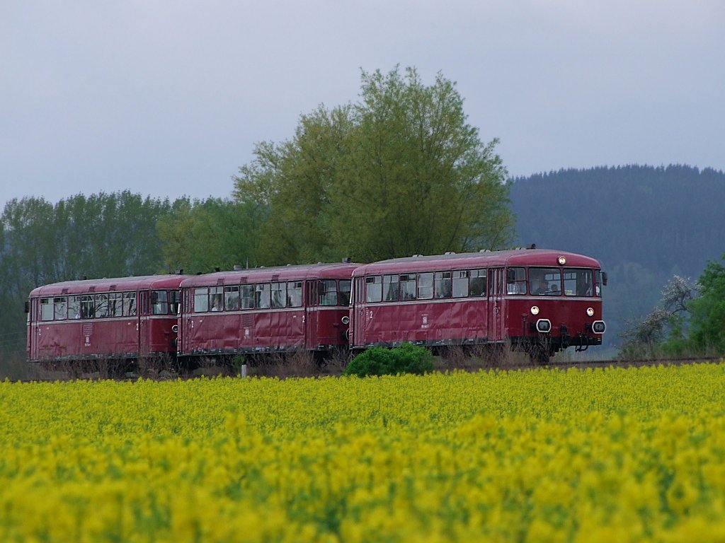 VT798 von den PassauerEisenbahnFreunden befindet sich als SR19473 auf der Heimreise zwischen Oberbrunn u. Ried i.I.;100501