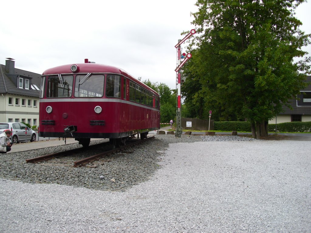 VT95 Aufgestlt an der ehemaligen  Sambabahn  in Wuppertal-Cronenberg. (18.06.2011)