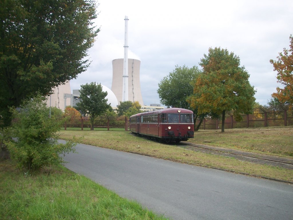 VT98 bei einer Sonderfahrt am 03. Oktober 2009, auf dem Anschlussgleis zum Kernkraftwerk Grohnde (Vorwohle-Emmerthaler Eisenbahn)