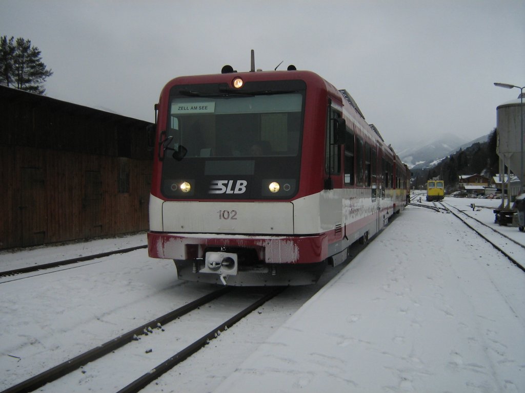 VTs 102 (Steuerwagen) am 2.1.2010 um 11:09 Uhr im Bahnhof Mittersill in Richtung Zell am See.