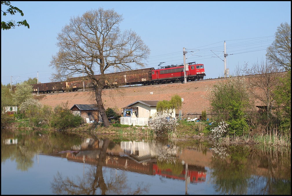 VW-Zug nach Mlada Boleslav am 21.04.2011 mit BR 155 bei Chemnitz-Hilbersdorf.
