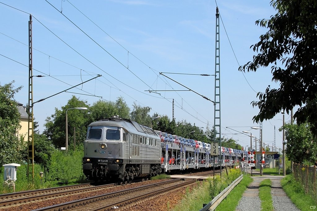 W 232.01 der ITL zieht am 27.7.2009 einen Autozug durch Dresden-Stetzsch.
