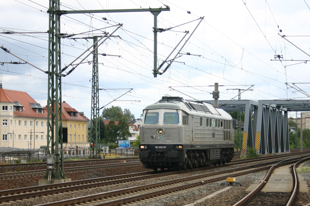 W232 01 der ITL aus Bad Schandau fhrt durch den Bahnhof Heidenau, 10.08.2011