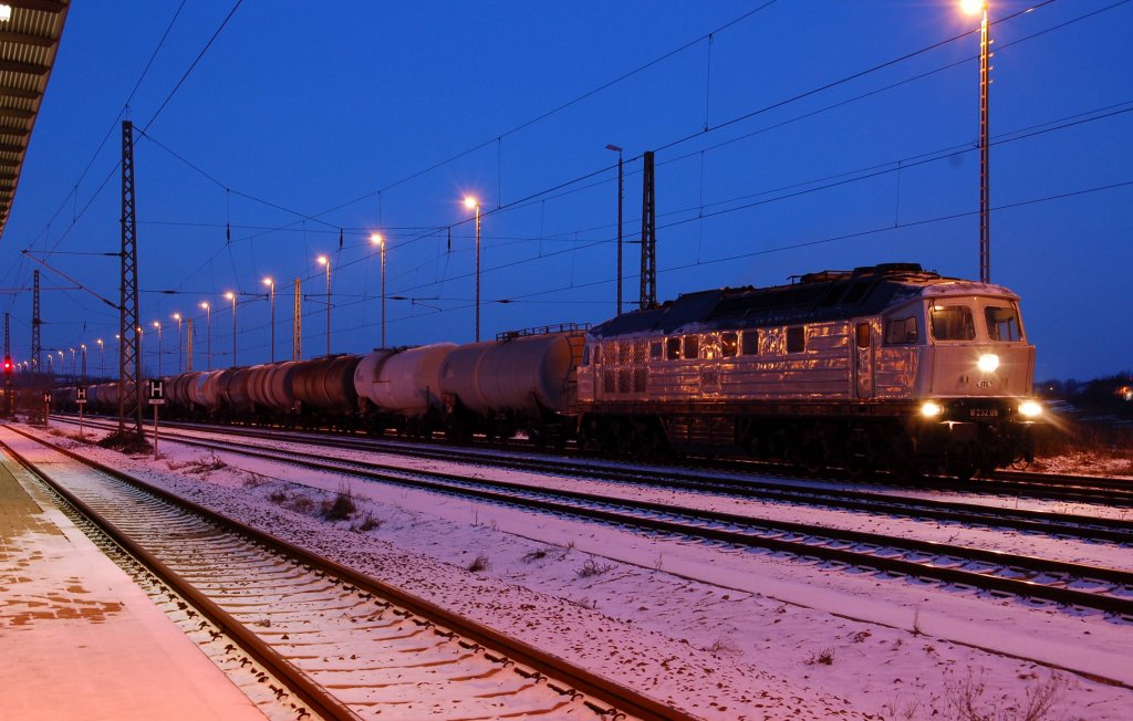 W232.09 der ITL wartet am 20.12.09 im bahnhof Bitterfeld auf die Abfahrt, am Haken hat sie einen Kesselwagenzug.