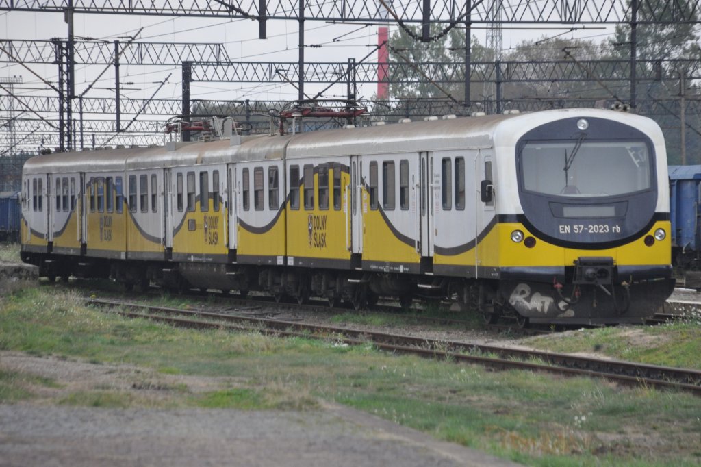 WĘGLINIEC (Woiwodschaft Niederschlesien), 10.10.2012, EN57-2023rb wartet auf seine nächsten Einsatz