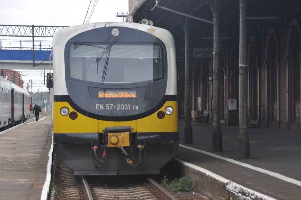 WĘGLINIEC (Woiwodschaft Niederschlesien), 10.10.2012, EN57-2031ra als Regionalzug nach Wrocław Główny 