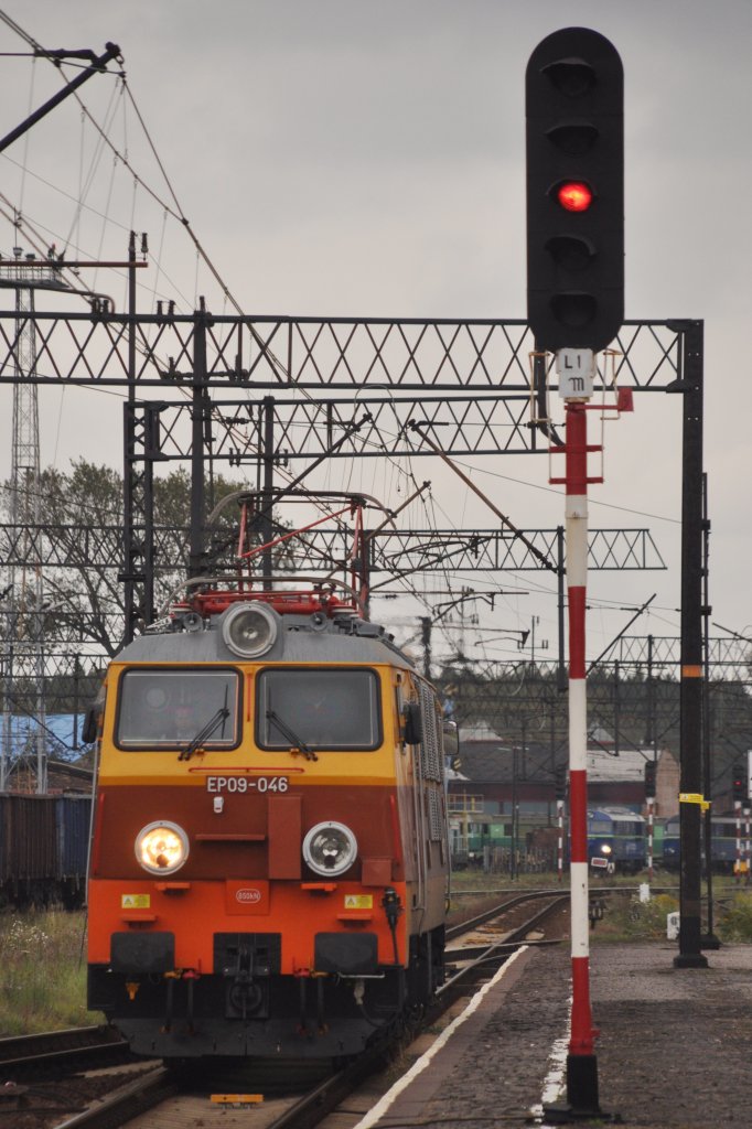 WĘGLINIEC (Woiwodschaft Niederschlesien), 10.10.2012, EP09-046 hat den EC 248 von Kraków bis zu diesem Bahnhof gebracht und wird nun vor den EC 249 gesetzt, um diesen nach Kraków zu bringen