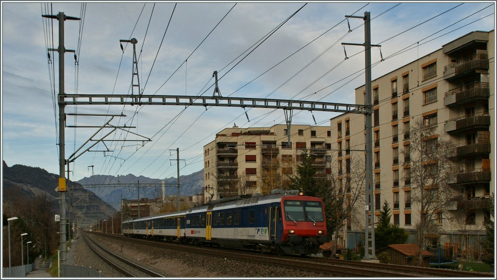 Waadtlnder unter sich: der eine vor, der andere hinter der Kamera. Weitere Details unter http://www.bahnbilder.de/name/einzelbild/number/565207/kategorie/schweiz~triebzuege~rbde-560-npz.html

Chur Wiesental, den 1. Dez. 2011