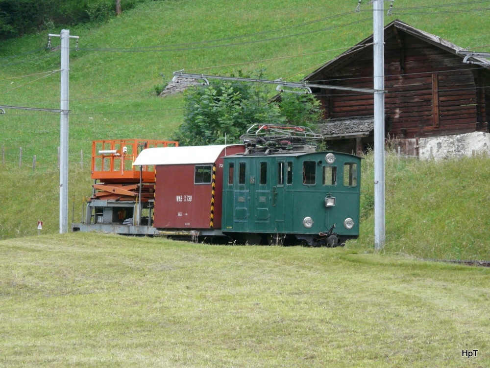 WAB - Abgestellte Oldtimer Lok He 2/2 65 etwas ausserhalb vom Bahnhof von Wengen am 13.07.2013 .. Foto wurde aus dem fahrenden Zug hinaus Gemacht