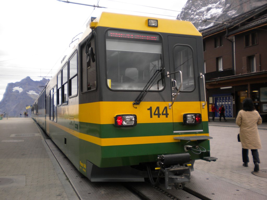 WAB Bhe 4/8 im Bahnhof Kleine Scheidegg abfahrtsbereit in Richtung Grindelwald. 5. Oktober 2009