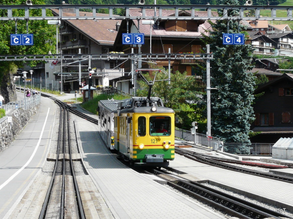 WAB - Einfahrender Zug im Bahnhof Wengen am 13.07.2013