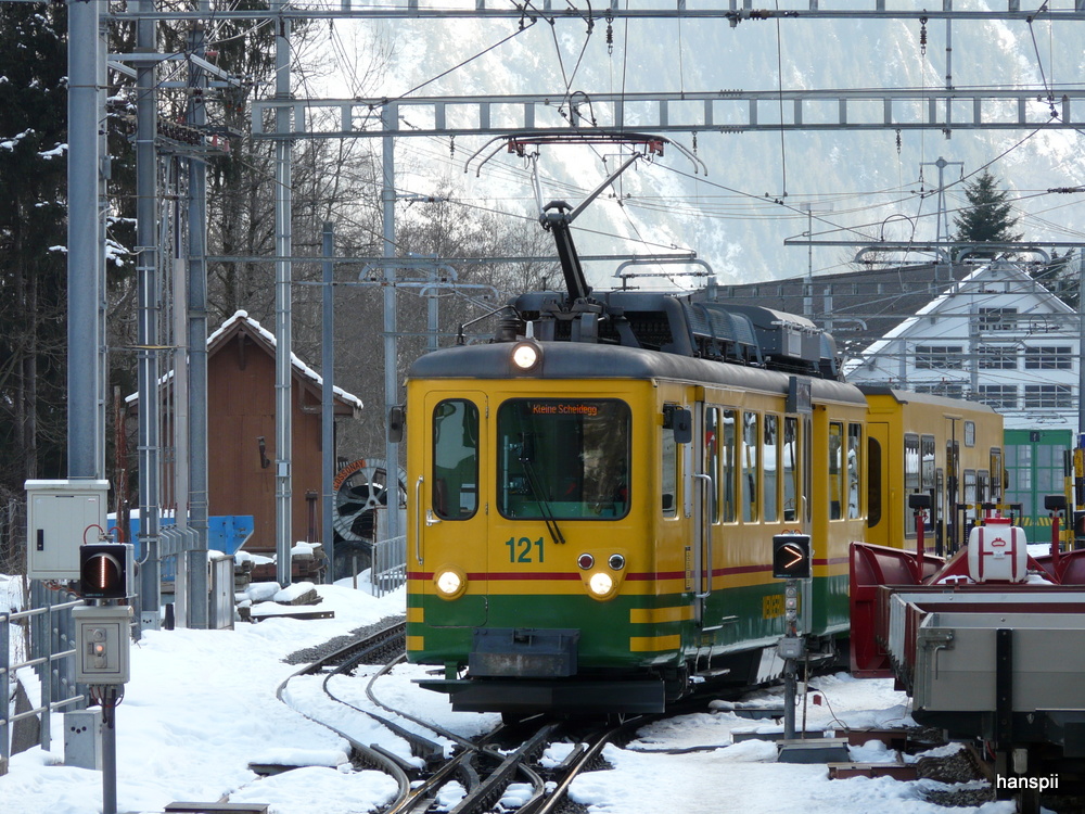 WAB - Einfahrender Zug BDeh 4/4  121 im Bahnhof Lauterbrunnen am 26.01.2013