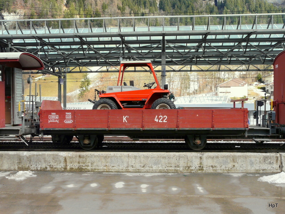 WAB - Fr Gter die Bahn .. Beladener Gterwagen Kk 422 in Lauterbrunnen am 25.02.2011