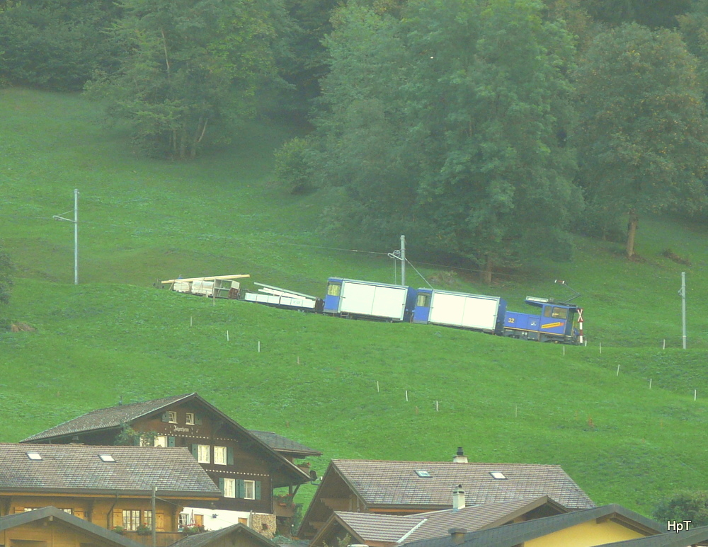 WAB - Gterzug mit der Lok He 2/2 32 unterwegs nach Wengen Oberhalb von Lauterbrunnen am 16.09.2011