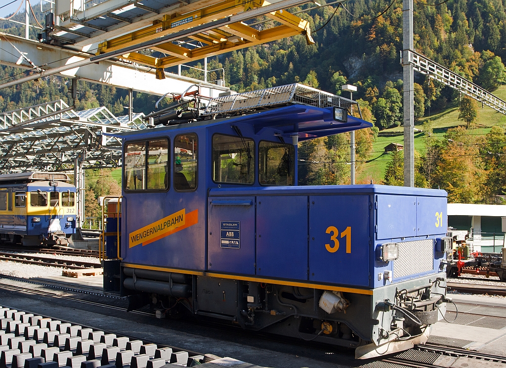 WAB Lok-Nr. 31 eine He 2/2 abgestell im Bahnhof Lauterbrunnen am 02.10.2011. Die Lok wurde 1995 von Stadler,SLM und ABB gebaut, sie hat eine Hchstgeschwindigkeit von 22 km/h, L..P. 5,75 m, Leergewicht 16 t und eine Leistung von 460 kW.