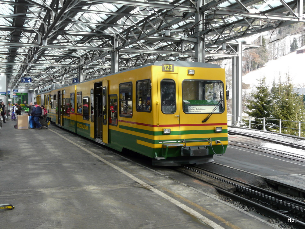 WAB - Steuerwagen Bt 242 zusammen mit dem Triebwagen BDeh 4/4 123 in Lauterbrunnen am 25.02.2011