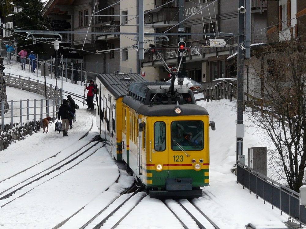 WAB - Triebwagen BDeh 2/4  123 bei der einfahrt in den Bahnhof Wengen am 25.02.2011