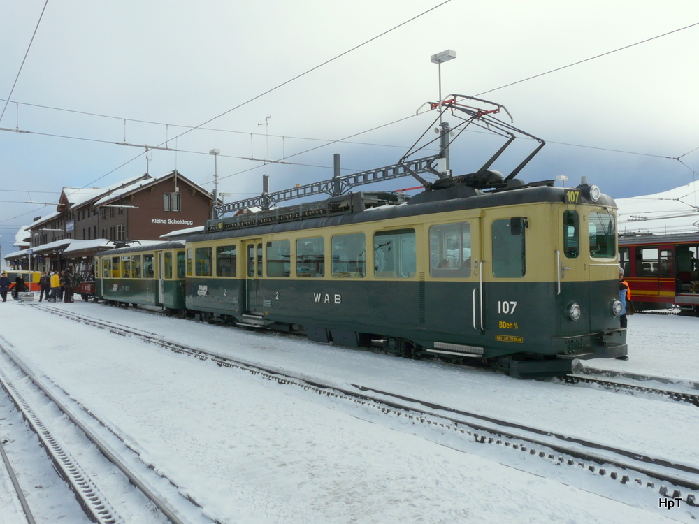WAB - Triebwagen BDeh 4/4 107 mit Steuerwagen im Bahnhofsareal auf der Kleinen Scheidegg am 25.02.2011