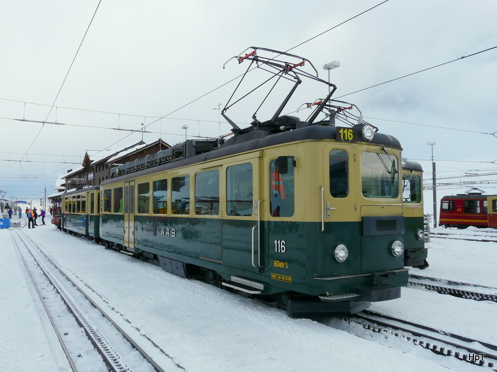 WAB - Triebwagen BDeh 4/4 116 mit Steuerwagen im Bahnhofsareal auf der Kleinen Scheidegg am 25.02.2011