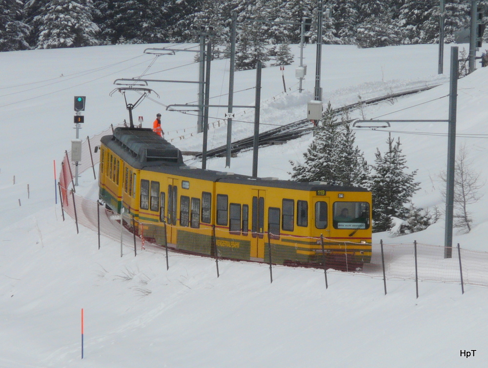 WAB - Triebwagen BDeh 4/4 119 mit Steuerwagen Bt 243 unterwegs in Tal nach Wengen - Lauterbrunen  am 25.02.2011