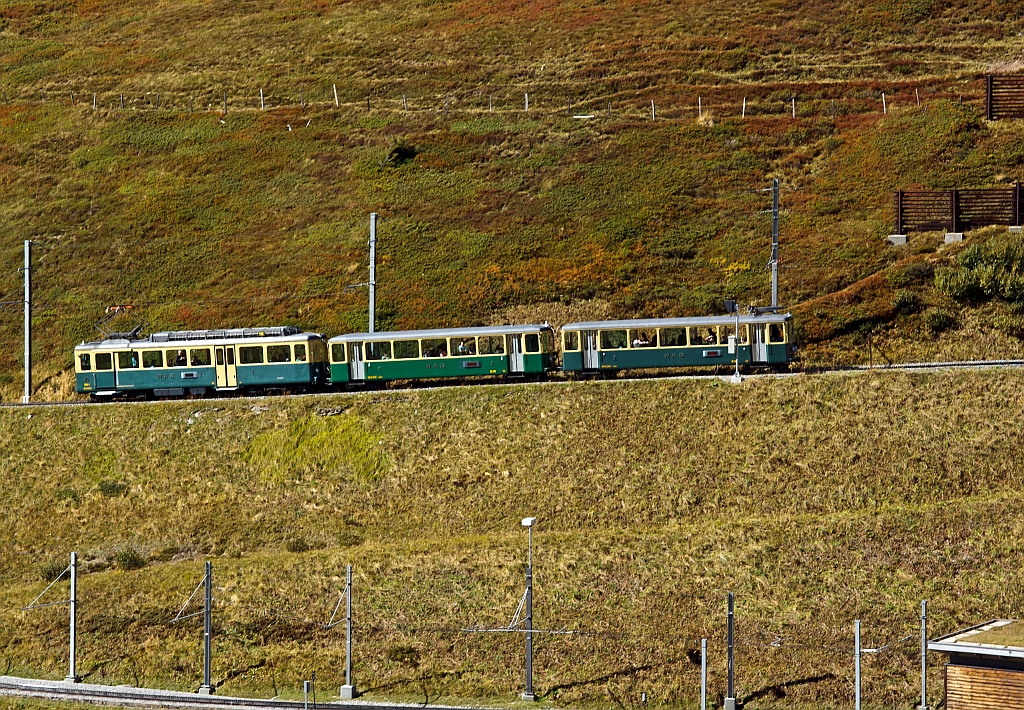 WAB Triebzug (BDeh 4/4  und 2x Bt) kommt am 02.10.2011 von der Wengeralp und hier kurz vor der Einfahrt in den Bahnhof Kleine Scheidegg.