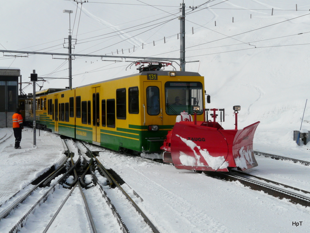 WAB - Triebzug BDeh 4/8 131 zusmmen mit dem Steuerwagen Bt 251 und vorgespant der Schneepflug X 703 bei der Ankunft auf der Kleinen Scheidegg am 25.02.2011