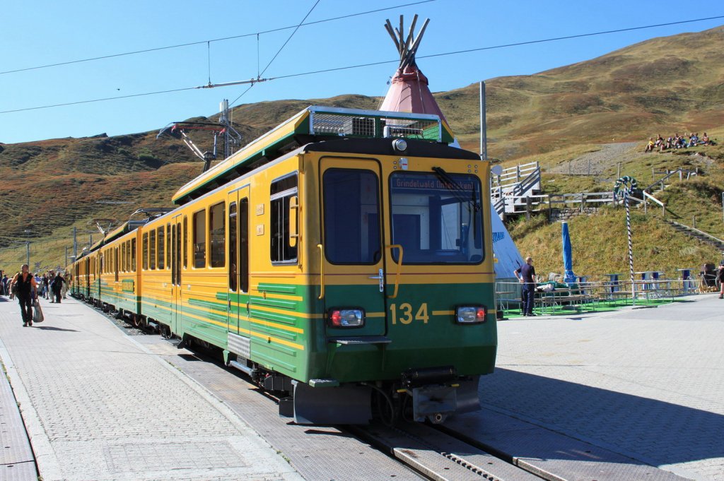 WAB Zug nach Grindelwald am 23.09.11 in der Station Kleine Scheidegg(2061 m..M.) 

