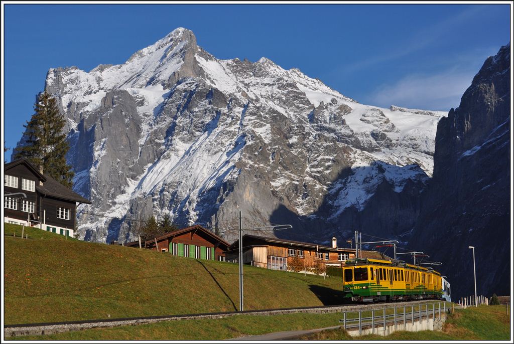 WAB zwischen Grindelwald Grund und Grindelwald mit Wetterhorn. (13.11.2012)