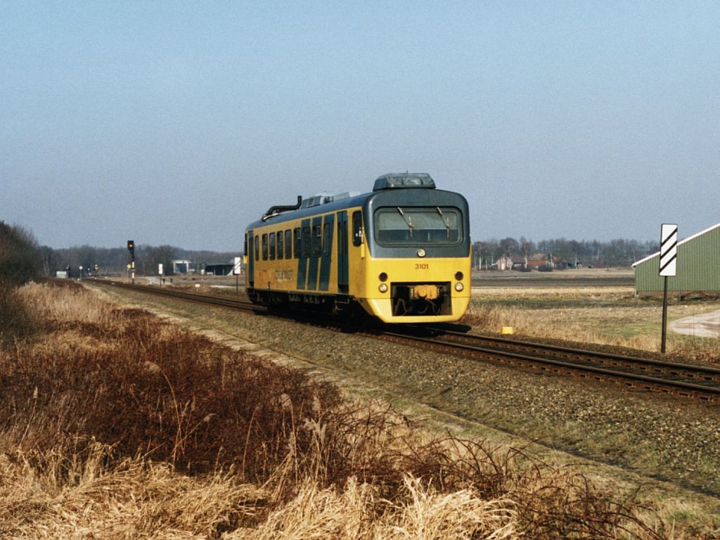 Wadloper 3101 mit einem Regionalzug zwischen Marinberg und Almelo bei Beerze am 23-2-2003. Bild und scan: Date Jan de Vries.