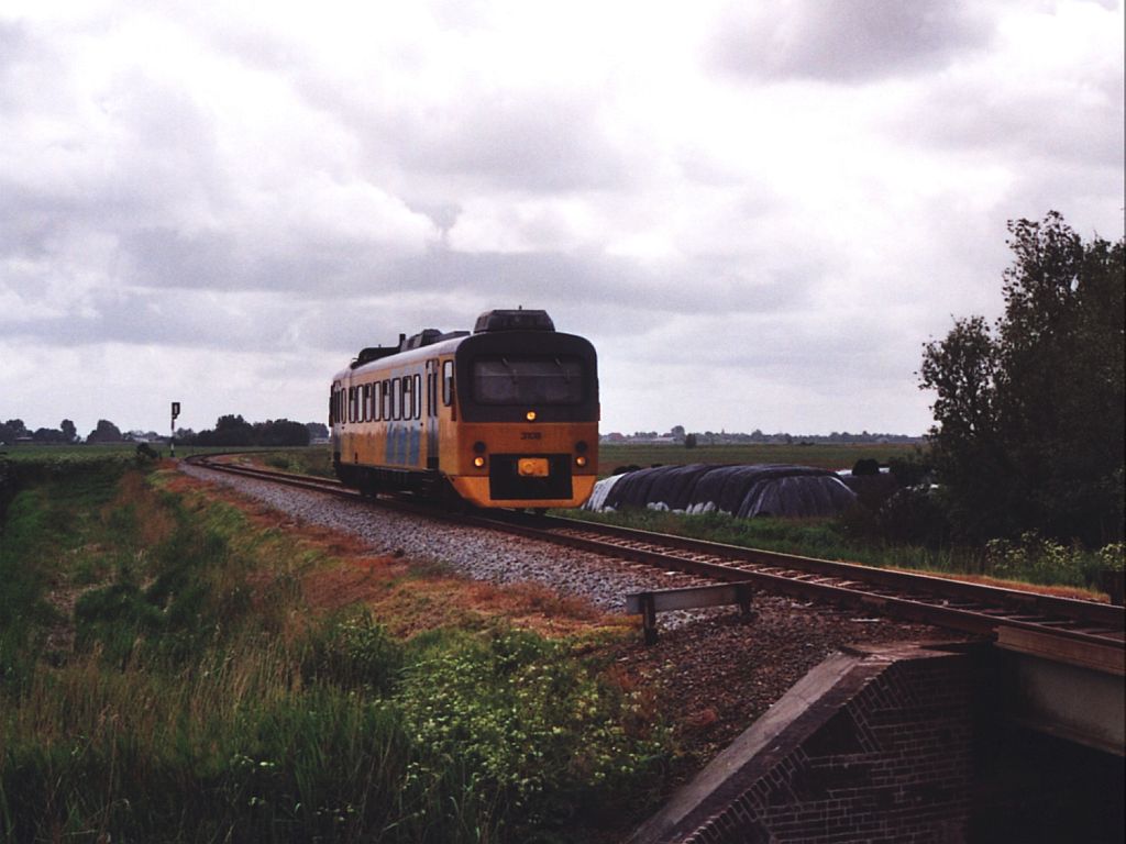 Wadloper 3108 mit einem Regionalzug zwischen Stavoren und Sneek bei Pikesyl am 15-05-2006. Bild und scan: Date Jan de Vries.