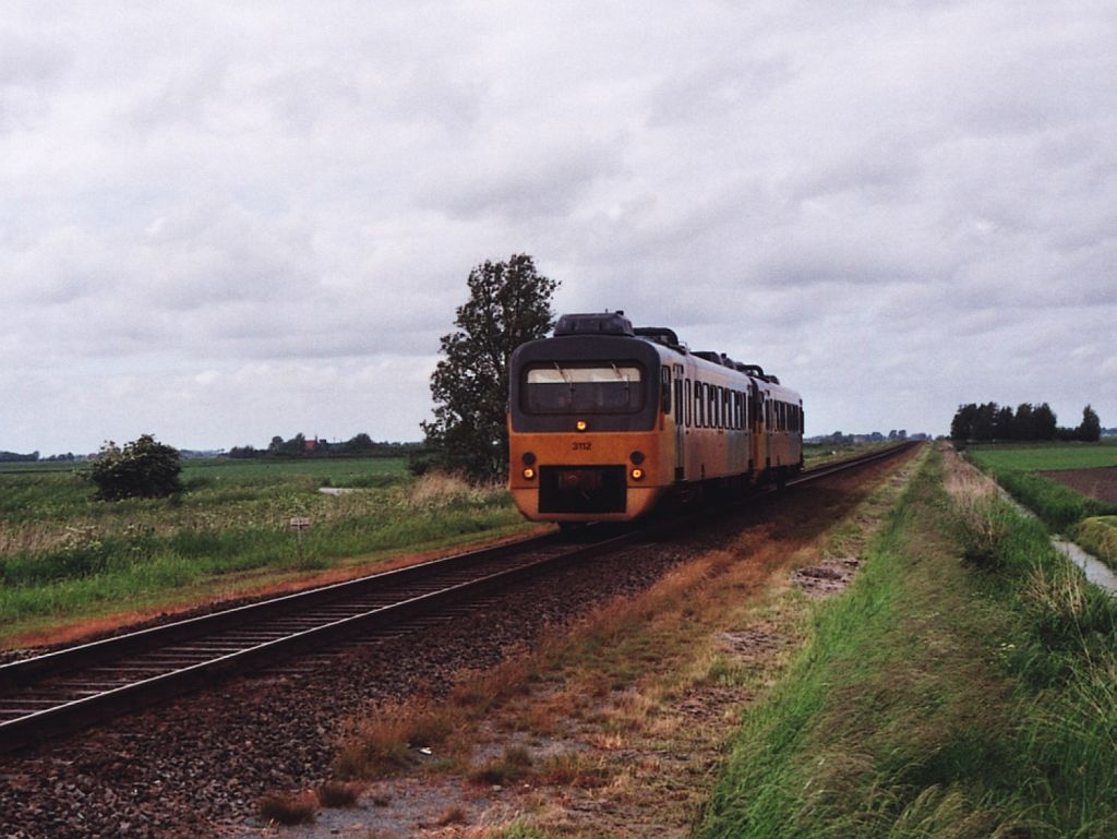 Wadloper 3112 und eine weitere Wadloper mit einem Regionalzug zwischen Leeuwarden und Sneek bei Scharnegoutum am 15-05-2006. Bild und scan: Date Jan de Vries.