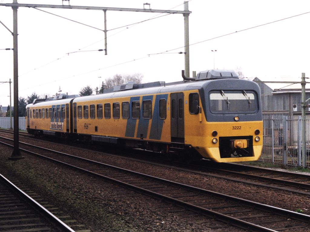 Wadloper 3222 auf Bahnhof Tilburg am 24-3-1999. Bild und scan: Date Jan de Vries.