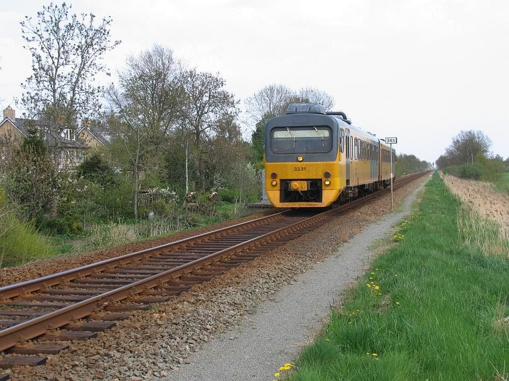 Wadloper (neue Lackierung) 3231 (DH2) mit Regionalzug Groningen-Leeuwarden bei Tytsjerk am 3-5-2006.