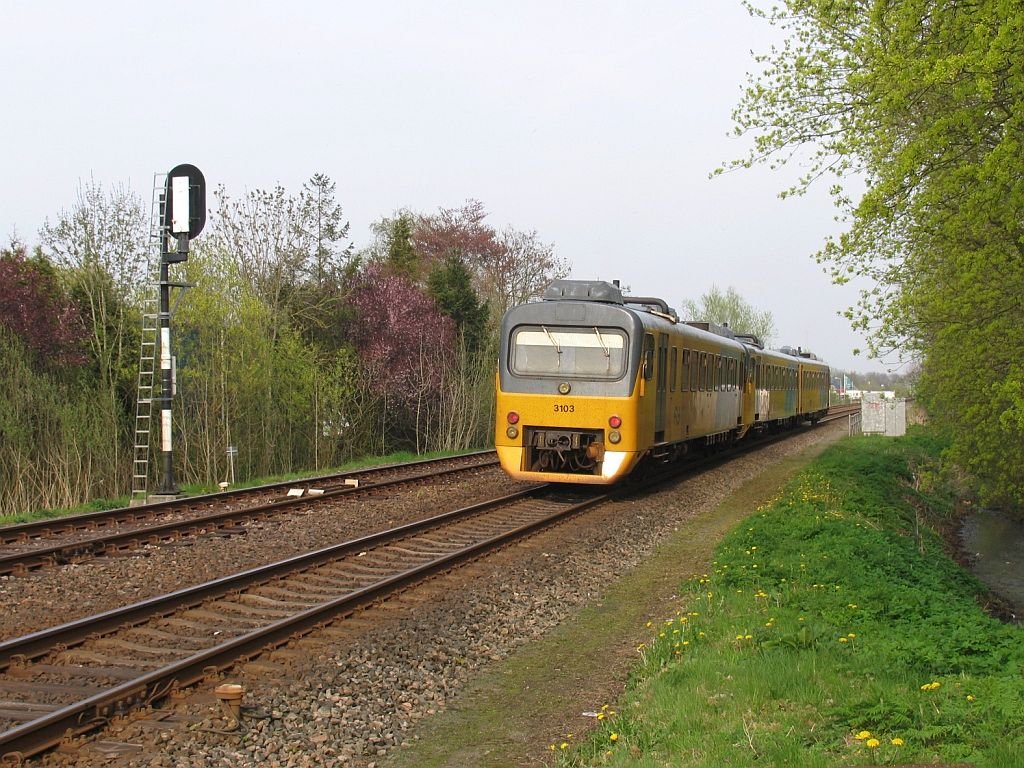  Wadlopers  3103 (DH1) und 3205 (DH2) mit Zug 30262 Groningen-Leeuwarden in Zwaagwesteinde am 3-5-2006. Leider gibt es keine Wadlopers mehr in Frysln und Groningen.
Date Jan de Vries 
