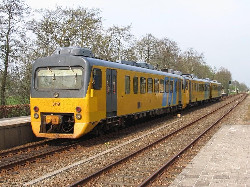 Wadlopers 3119 (DH1) und 3205 (DH2) mit Zug Leeuwarden-Groningen auf Bahnhof Hurdegaryp am 3-5-2006.
