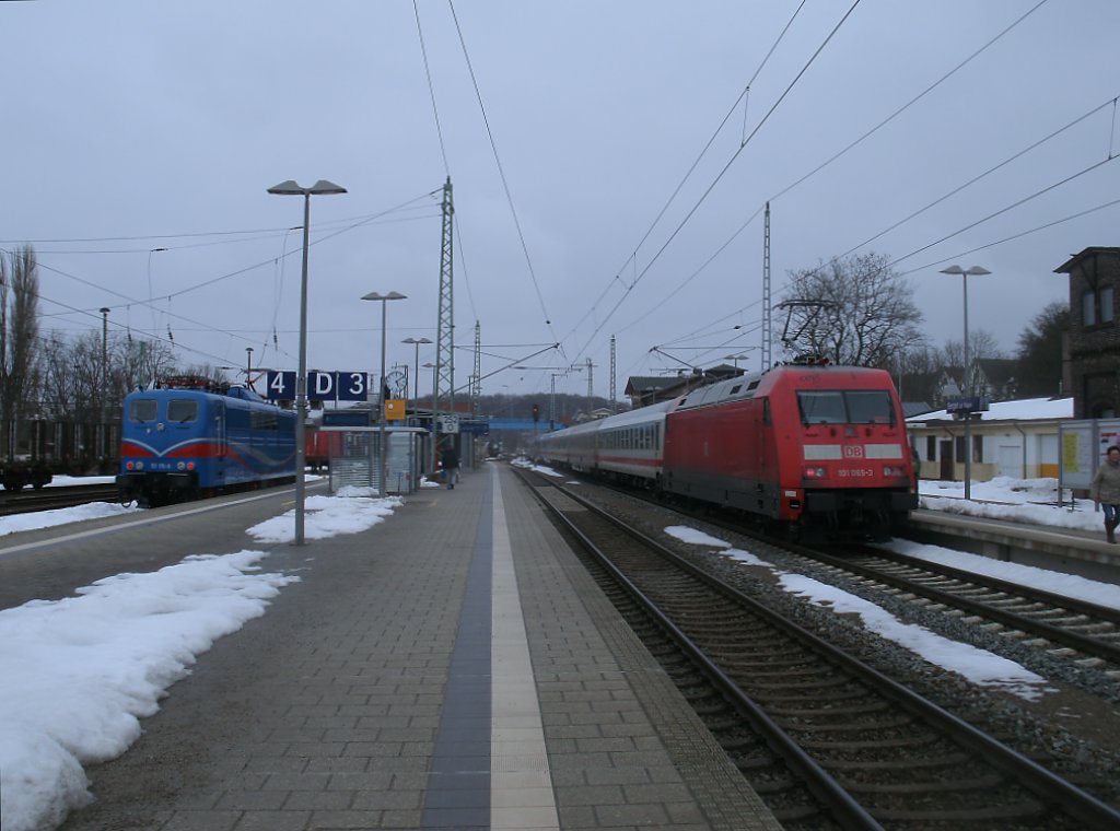 Whrend 101 069 den IC 2355 aus Frankfurt/Main,am 05.April 2013,nach Binz,aus Bergen/Rgen schob,mute die SRI 151 170 solange warten,bis der IC in Lietzow war und dann auch Ausfahrt nach Klementelvitz erhielt.