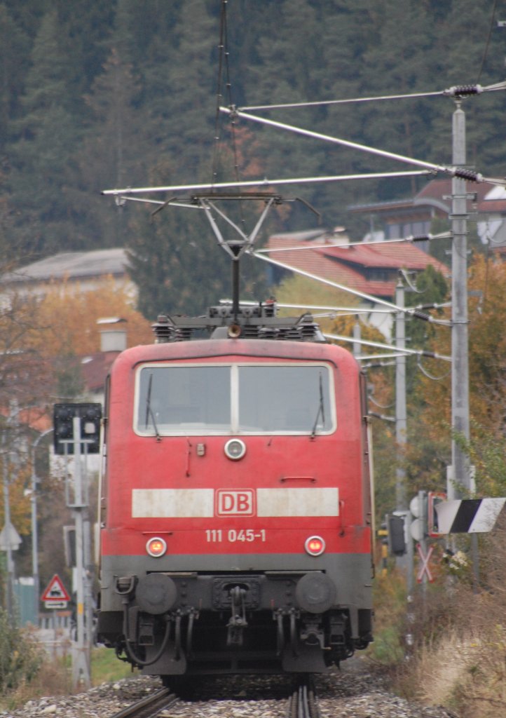 Whrend 111 045-1 mit Einholmstromabnehmer ausgerstet den Regionalzug 5420 ber Mittenwald bis Huglfing schieben wird... (2.11.2009)