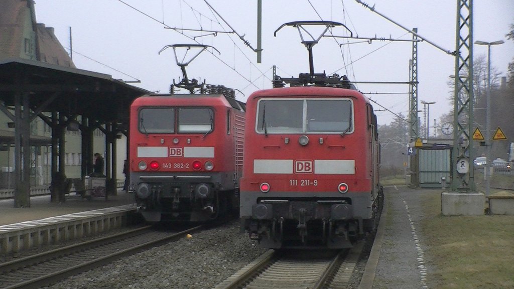 Whrend 111 211-9 Pause macht, steht auf Gleis 3 143 362-2 mit einer Regionalbahn nach Hochstadt-Marktzeuln. 18.11.2011